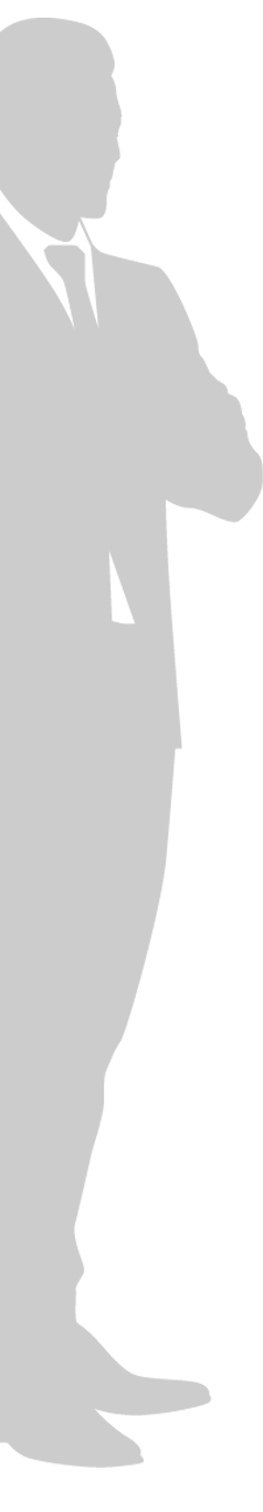 手を組んでこちらを見つめる男性